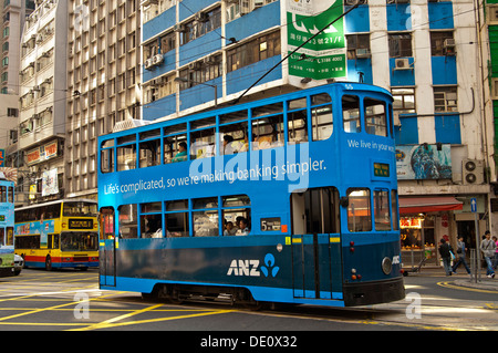 Doppelstock-Straßenbahn der Hong Kong Tramways mit Straßenbahn Körper Werbung für die ANZ Bank, Hong Kong Stockfoto