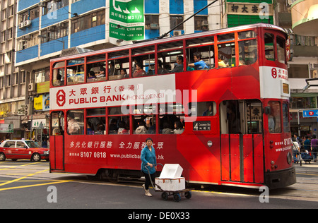Doppelstock-Straßenbahn der Hong Kong Tramways mit Straßenbahn Körper Werbung, Hong Kong Stockfoto