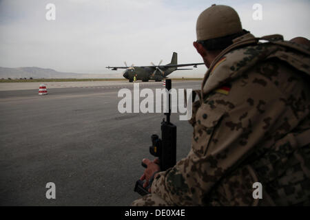 Deutscher Soldat an der NATO-Militärflugplatz in Kunduz vor einer Transall c-160 der deutschen Luftwaffe wartet oder Stockfoto