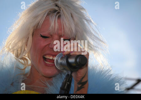 Mieze Katz, Frontfrau von MIA, die live während der auf die Dächer Festival 2012, Berlin Stockfoto