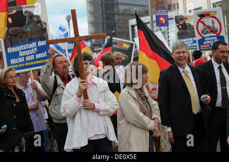 Von rechts nach links: Bundesrepublik Peitsche, Lars Seidensticker und Manfred Rouhs, Bundesvorsitzender der Bürgerbewegung Pro Deutschland Stockfoto