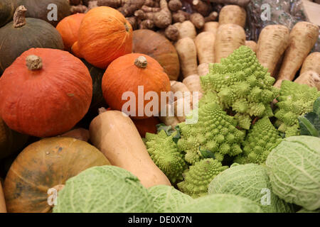 Kürbisse, Pastinaken, Romanesco und Savoyen Kohl an einem Stand auf der Fruit Logistica Stockfoto