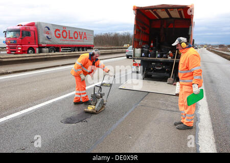 Arbeitnehmer tun road Rehabilitation nach Frost auf der Autobahn a5 in der Nähe von heidelberg, Baden-Württemberg Stockfoto