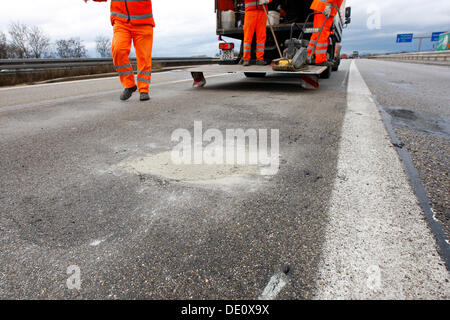 Arbeitnehmer tun road Rehabilitation nach Frost auf der Autobahn a5 in der Nähe von heidelberg, Baden-Württemberg Stockfoto