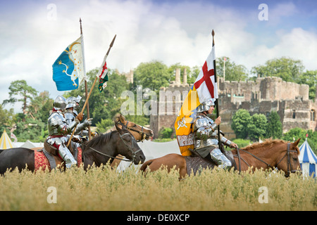 Der "Berkeley Scharmützel" mittelalterliche Re-Enactments in Berkeley Castle in der Nähe von Gloucester wo der 500. Jahrestag der Schlacht von Fl Stockfoto