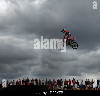 Freestyle Motocross oder FMX Stunt Bike in der Luft. Stockfoto