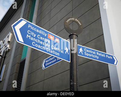 Fußgängerzone Straße Richtungsanzeiger am reasonably Street in Manchester UK Stockfoto