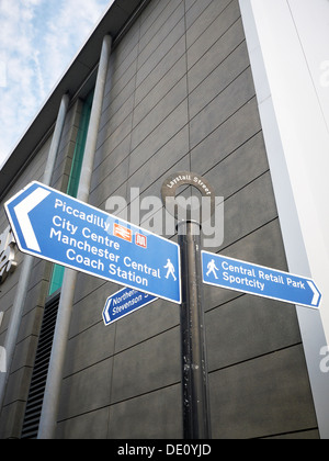 Fußgängerzone Straße Richtungsanzeiger am reasonably Street in Manchester UK Stockfoto