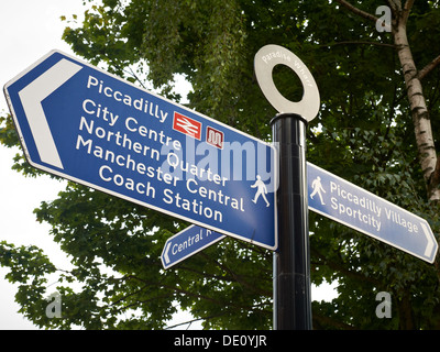 Fußgängerzone Straße Richtungsanzeiger am Paradies Wharf in Manchester UK Stockfoto