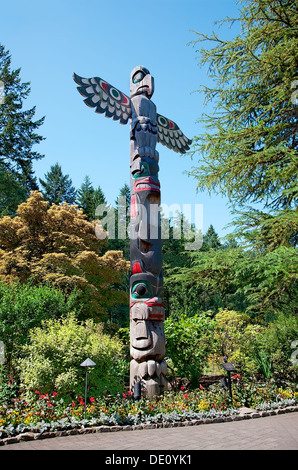 Aborigines Totempfahl steht in den Butchart Gardens. Stockfoto