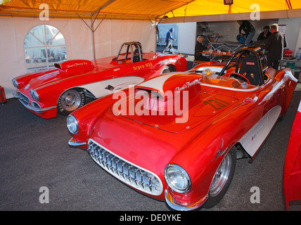 Paar der Chevrolet Corvette Roadster in den Gruben auf dem Santa Pod Raceway. Stockfoto