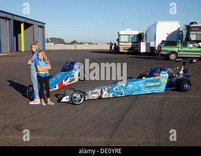 Schwestern Paige & Belle Wheeler neben ihren junior Dragster, die sie in Santa Pod Drag Strip Rasse. Stockfoto