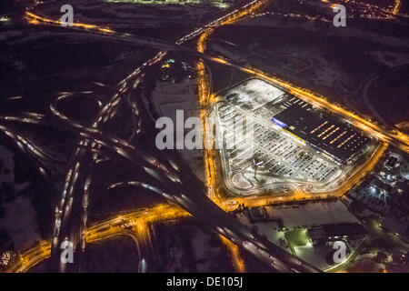 Luftaufnahme, IKEA Duisburg-Hamborn, Autobahnkreuz Duisburg-Hamborn, Autobahnen A42 und A59, in der Nacht Stockfoto