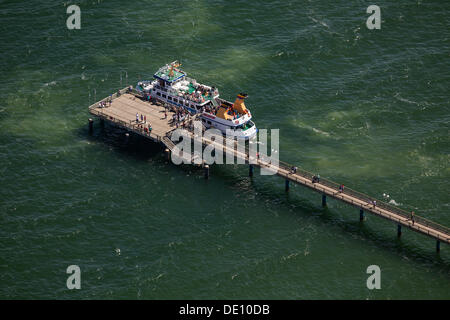 Luftaufnahme, Kreuzfahrtschiff und wharf in Binz auf Rügen Stockfoto