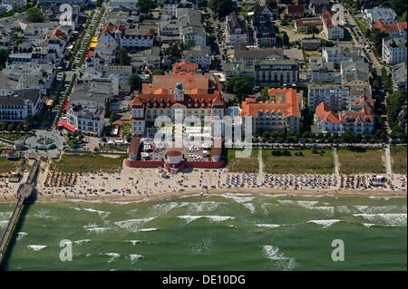 Luftaufnahme, Strand mit Kurhaus Binz Kurort Binz auf der Insel Rügen Stockfoto