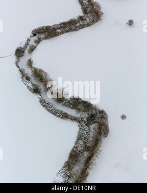 Luftaufnahme, mäandernden Fluss der Ahse im Schnee Stockfoto