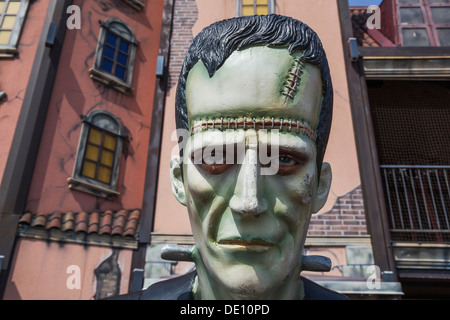 England, East Sussex, Brighton, Brighton Beach, Pier von Brighton, Frankenstein-Statue vor Pier Attraktion Stockfoto