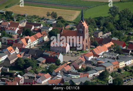 Luftaufnahme, Stadtmitte, St. Marienkirche, eine Backsteinkirche auf der Markt-Quadrat Usedom Stockfoto