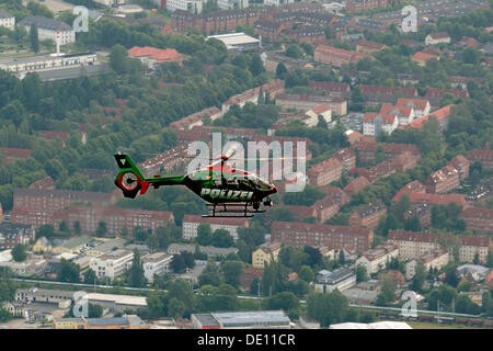 Luftaufnahme, Polizei-Hubschrauber im Flug über Rostock Stockfoto