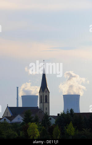 Kirche von Roethlein vor Kernkraftwerk Grafenrheinfeld, Franken, Niederbayern Stockfoto