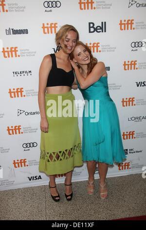 Toronto, Kanada. 9. September 2013. Actresses Jessica Chastain (r) und Jess Weixler besuchen die Premiere von 'The verschwinden von Eleanor Rigby' während der 38. jährlichen Toronto International Film Festival aka TIFF Elgin Theatre in Toronto, Kanada am 9. September 2013. Foto: Hubert Boesl/Dpa/Alamy Live News Stockfoto