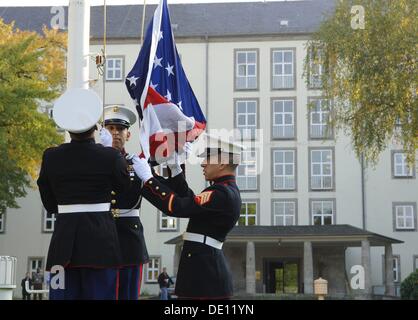 Datei - ein Archiv Bild datiert 11. Oktober 2005 zeigt US-Marines hissten die US-Flagge vor dem Hauptgebäude des neuen US-Generalkonsulats in Frankfurt Main, Deutschland. Foto: Arne Dedert/dpa Stockfoto