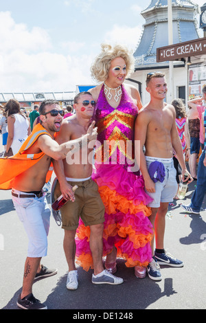 England, East Sussex, Brighton, Brighton Pride-Parade, Drag-Queens posiert mit Hirsch Party junge Männer Stockfoto