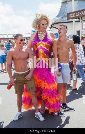 England, East Sussex, Brighton, Brighton Pride-Parade, Drag-Queens posiert mit Hirsch Party junge Männer Stockfoto