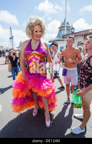 England, East Sussex, Brighton, Brighton Pride-Parade, Drag-Queens posiert mit Hirsch Party junge Männer Stockfoto