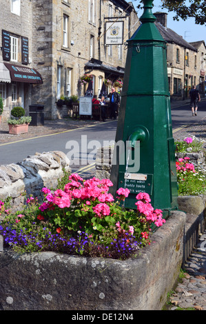 Die alte Wasserpumpe im Cobbled Quadrat des Yorkshire Dorf von Grassington auf dem Dales so Long Distance Fußweg. Stockfoto