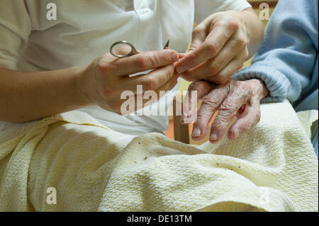 Altenheim AWO München, Fingernägel geschnitten in der Pflegestation Stockfoto