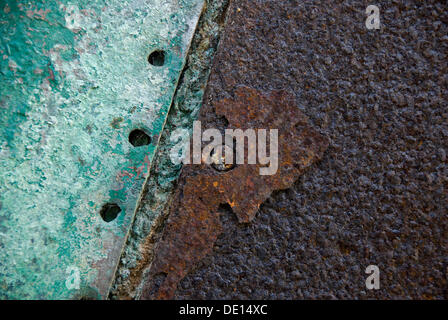 Grüne Farbe und Rost auf einer Metallplatte Stockfoto