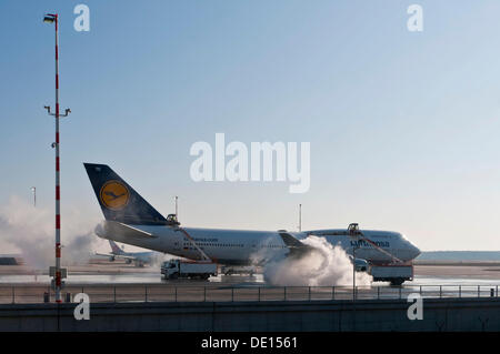 Lufthansa Boeing 747 - 430M wird am Flughafen Frankfurt, Hessen, PublicGround de-Eistee Stockfoto