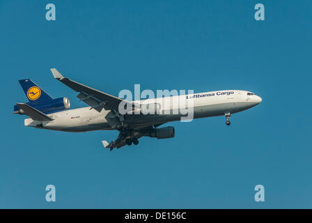 Lufthansa Cargo McDonnell Douglas MD-11 F Naht, landen auf dem Flughafen Frankfurt, am Frankfurt Main, Hessen Stockfoto