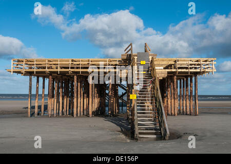 Baustelle von einem Stelzenhaus bei Ebbe am Strand, Nordsee, St. Peter-Ording, Schleswig-Holstein Stockfoto