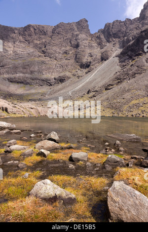 Vergletscherten Corrie und See von Coire Lagan hoch in der Black Cuillin Mountains, Glenbrittle, Isle Of Skye, Schottland, UK Stockfoto