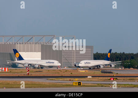 Zwei Lufthansa Airbus A380 vor der Wartungshalle am Flughafen Frankfurt, Frankfurt Am Main, Hessen Stockfoto