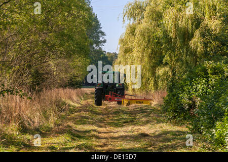 Landwirt mit einem Traktor, Rasenmähen, Dreieich-Goetzenhain, Hessen Stockfoto