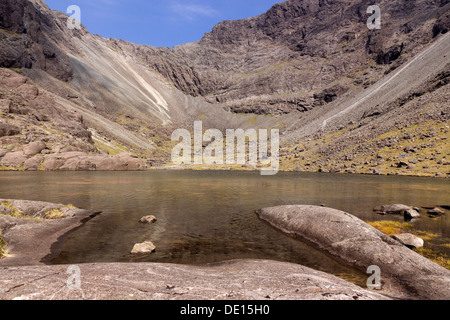 Vergletscherten Berges Corrie und hoher See in der Black Cuillin Berge, Coire Lagan, Glenbrittle, Isle Of Skye, Schottland, Großbritannien. Stockfoto