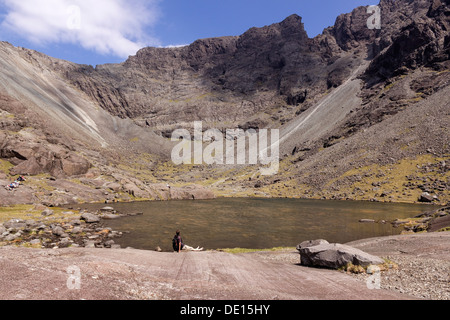 Vergletscherte berge Corrie, sgurr Mhic Choinnich und See hoch in den Black Cuillin Mountains, Coire Lagan, Glenbrittle, Isle of Skye, Schottland, Großbritannien. Stockfoto