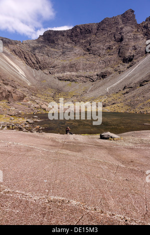 Vergletscherte berge Corrie, sgurr Mhic Choinnich und See hoch in den Black Cuillin Mountains, Coire Lagan, Glenbrittle, Isle of Skye, Schottland, Großbritannien. Stockfoto