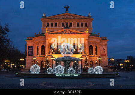 Alte Oper, alte Oper, mit Lucae-Brunnen an der Front, mit Weihnachtsschmuck und Lichter in der Abenddämmerung, Westend Stockfoto