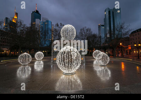 Beleuchtete Lucae-Brunnen auf dem Opernplatz Platz vor Hochhaus Skyline, Westend, Frankfurt Am Main, Hessen, Deutschland Stockfoto