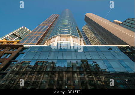 Häuserzeile an Fassade des Main Tower, Garden Tower rechts, reflektiert Buchforst/Bankenviertel, Frankfurt Am Main Stockfoto