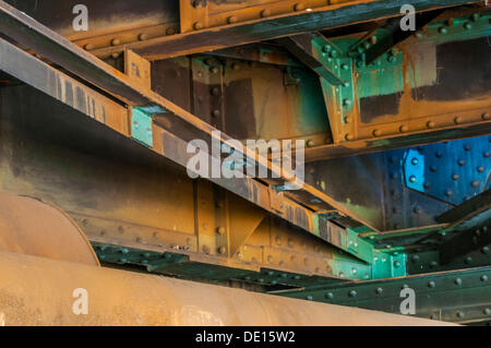 Rost und Farbe auf Stahlträger unter der Main-Neckar-Brücke, Frankfurt Am Main, Hessen, Deutschland Stockfoto