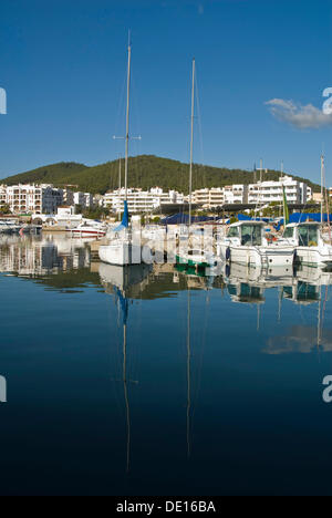 Yachten ankern im Hafen von Santa Eulalia, Ibiza, Spanien, Europa Stockfoto