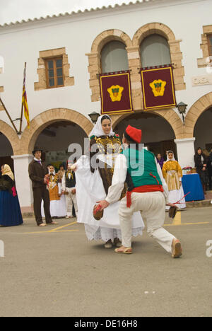 Paar in Tracht, die Durchführung von Folklore Tanz, Ibiza, Spanien, Europa Stockfoto