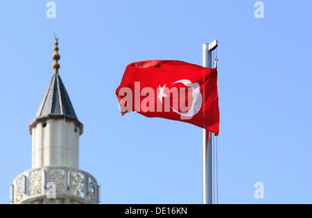 Türkische Flagge vor das Minarett der Haci Bayram Moschee, Talhaus, Hockenheim, Baden-Württemberg Stockfoto