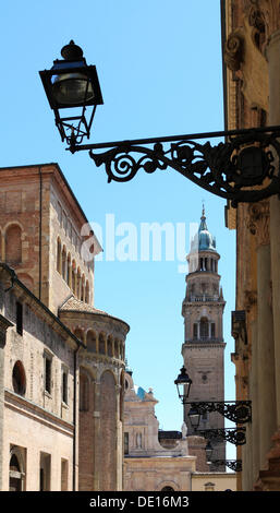 Chiesa e Monastero di San Giovanni Evangelista Kirche auf der linken Seite eine Apsis der Kathedrale Duomo, Parma, Emilia-Romagna, Italien Stockfoto