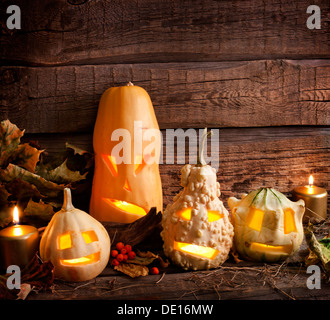 Halloween-Kürbisse in Nacht auf Holzbrettern Stockfoto